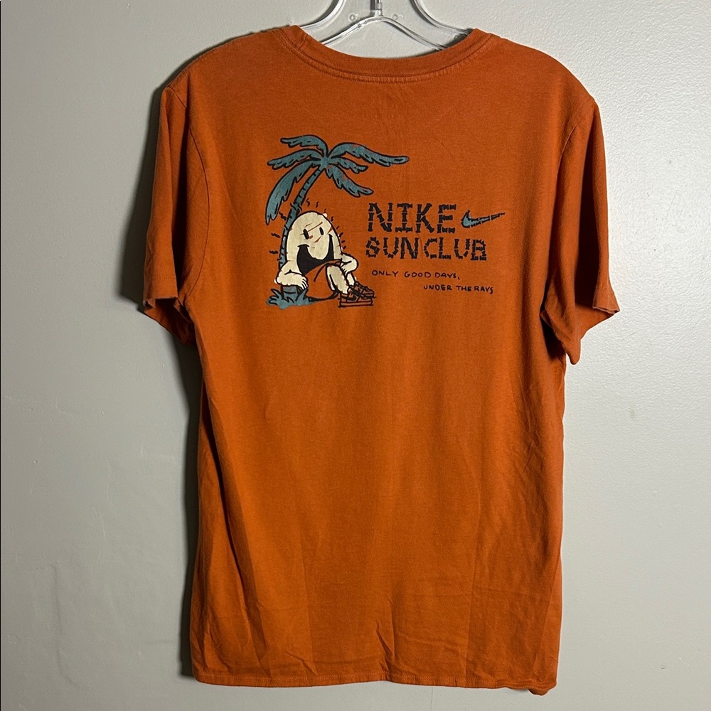 Nike Sun Club T-Shirt. Burnt Orange Front and Back Graphics Size Small. Unisex